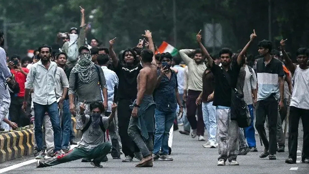 সংসদমুখী ছাত্র আন্দোলনে চাপে মোদী সরকার