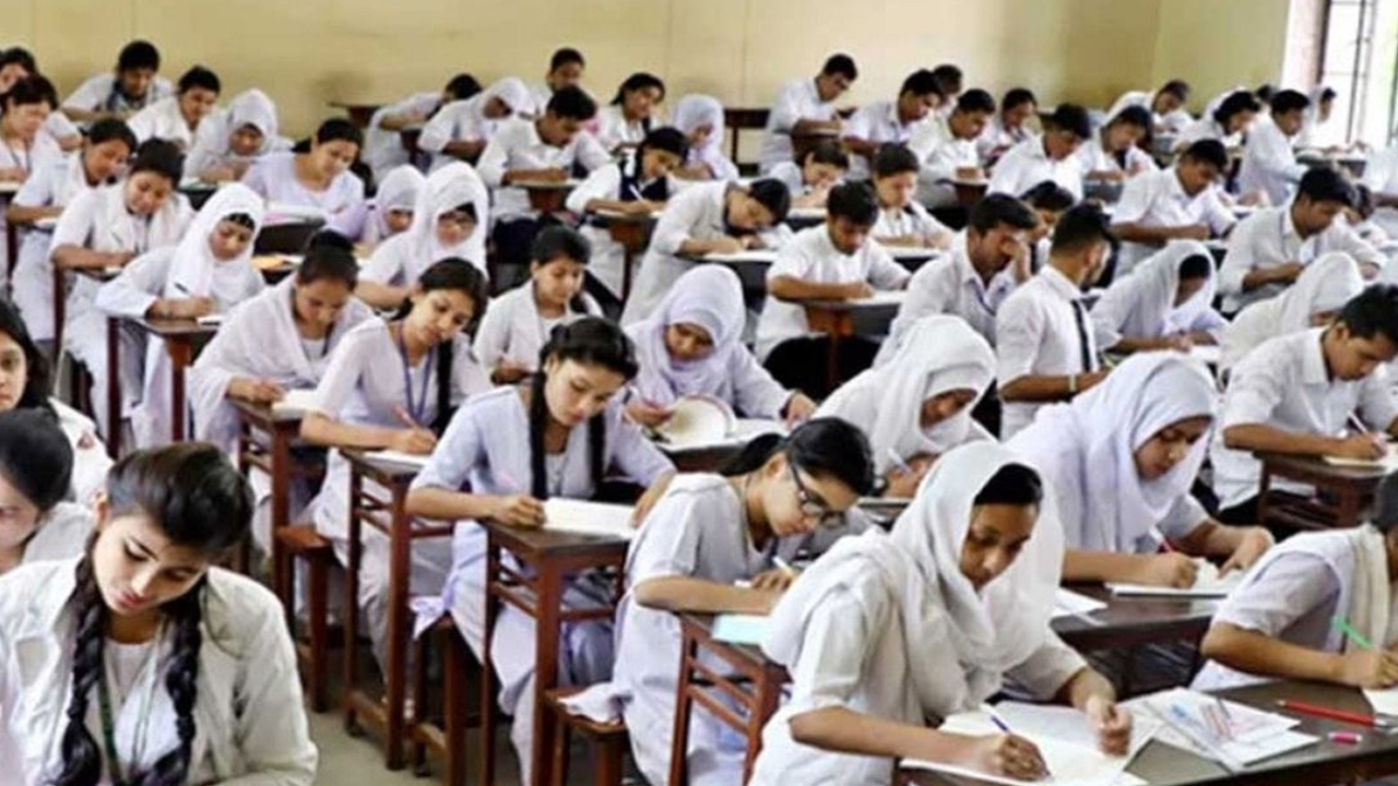 চট্টগ্রামের ৫ জেলা ছাড়া সারাদেশে যথারীতি এইচএসসি পরীক্ষা, স্থগিত কেবল বন্যাকবলিত এলাকায়