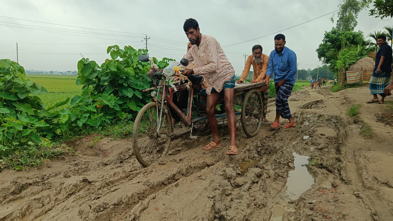 পাকা রাস্তার নামে অভিনব প্রতারণা, উদ্বোধনের পর রাতারাতি উধাও সাড়ে ৩ কিলোমিটারের ইট
