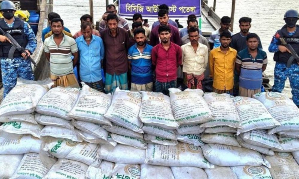 মিয়ানমারে পাচারের আগেই ৪৫০ বস্তা সার জব্দ, আটক ২৩