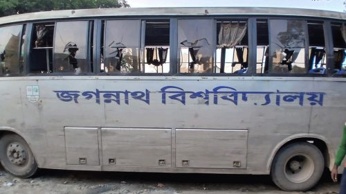 মানিকগঞ্জে জবির শিক্ষার্থীবাহী বাসে হামলা-ভাঙচুর, আহত ৫