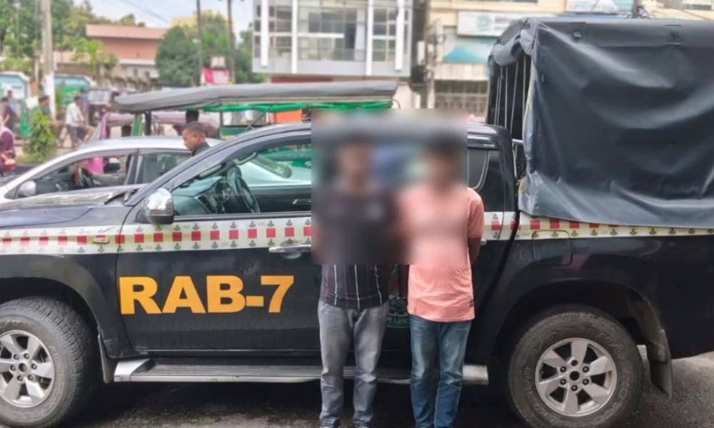 পায়ে স্কচটেপ দিয়ে পেঁচানো ছিল ৩ হাজার ৯৩৫ ইয়াবা, আটক ২