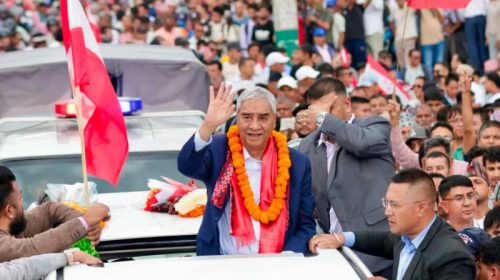গ্রেপ্তারি পরোয়ানা মাথায় নিয়ে দেশে ফিরলেন নেপালের সাবেক প্রধানমন্ত্রী